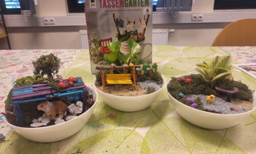 Foto mit Tassengärten und dem Buch "Tassengärten"