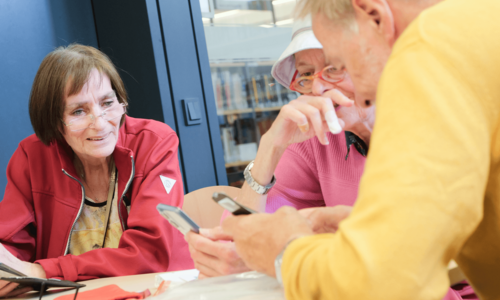 Silber & Smart Workshop wo Person Dinge am Handy erklärt bekommt