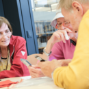 Silber & Smart Workshop wo Person Dinge am Handy erklärt bekommt