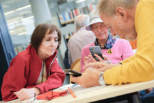 Silber & Smart Workshop wo Person Dinge am Handy erklärt bekommt