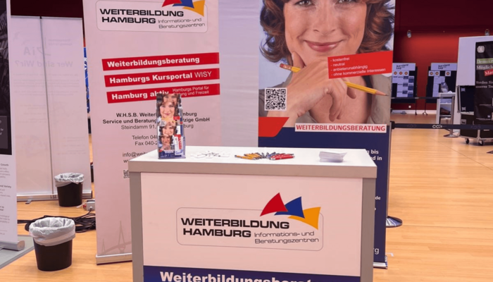 Ein Infostand der sich mit "Weiterbildungsberatung" auseinandersetzt.