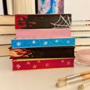 Ein Stapel Bücher mit selbst bemalten Buchschnitten