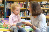Mutter zeigt ihrer Tochter ein Bilderbuch
