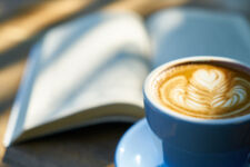 Buch und Kaffee
