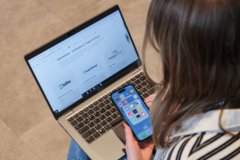 eBuecherhalle auf Laptop und Smartphone