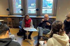 Junge und ältere Menschen diskutieren