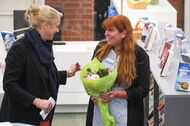 Jana Schiedek und Claudia Lafrenz zur Eröffnung der Bücherhalle Bramfeld