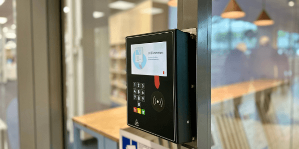 Kundin öffnet Bücherhalleneingang mit ihrer Kundenkarte