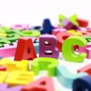 ausgebreitete Holzbuchstaben mit dem Schriftzug ABC