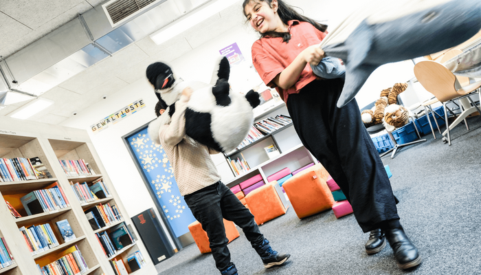 Kinder spielen mit Stofftieren in der Bücherhalle