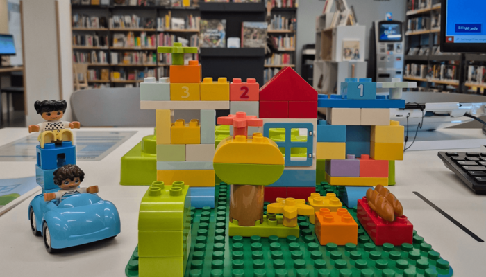 Foto von einem Haus aus Duplo-Steinen