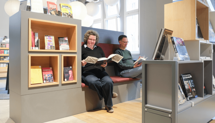 Zwei Personen lesen in der Zentralbibliothek