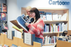 zwei Frauen stöbern bei den Comics in der Zentralbibliothek