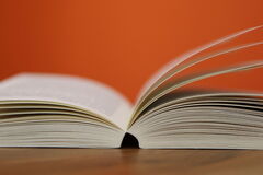 Buch aufgeschlagen