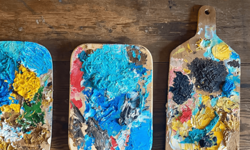 Drei Farbpaletten mit Acrylfarbe