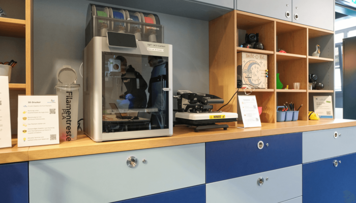 Regal mit 3D-Drucker