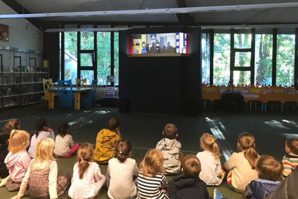 Verkehrskasper-Aufführung in der Bücherhalle Farmsen