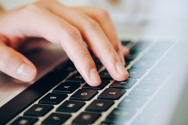 Hand über Laptop-Tastatur