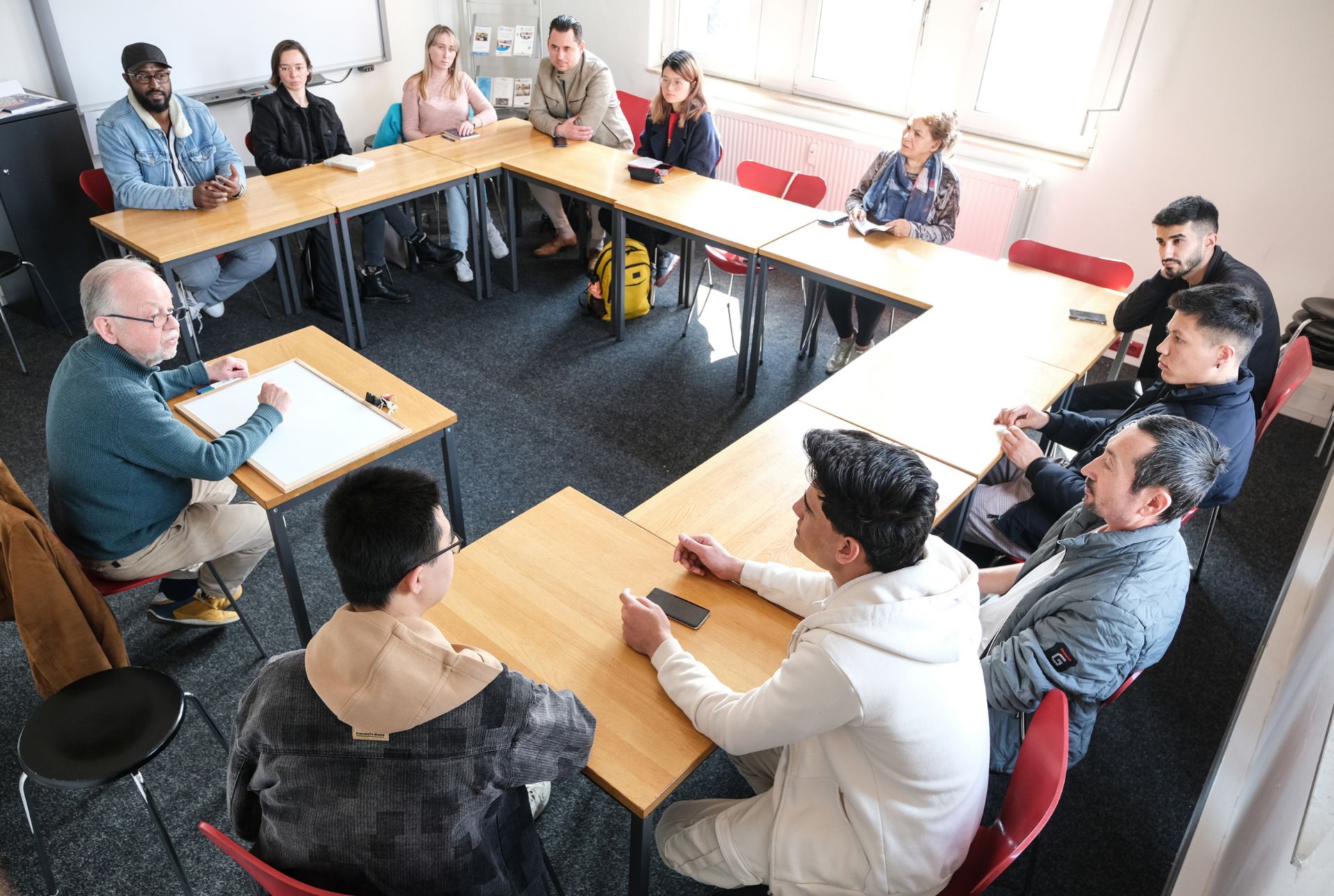 Gesprächsgruppe Dialog in Deutsch in Aktion im Gruppenraum