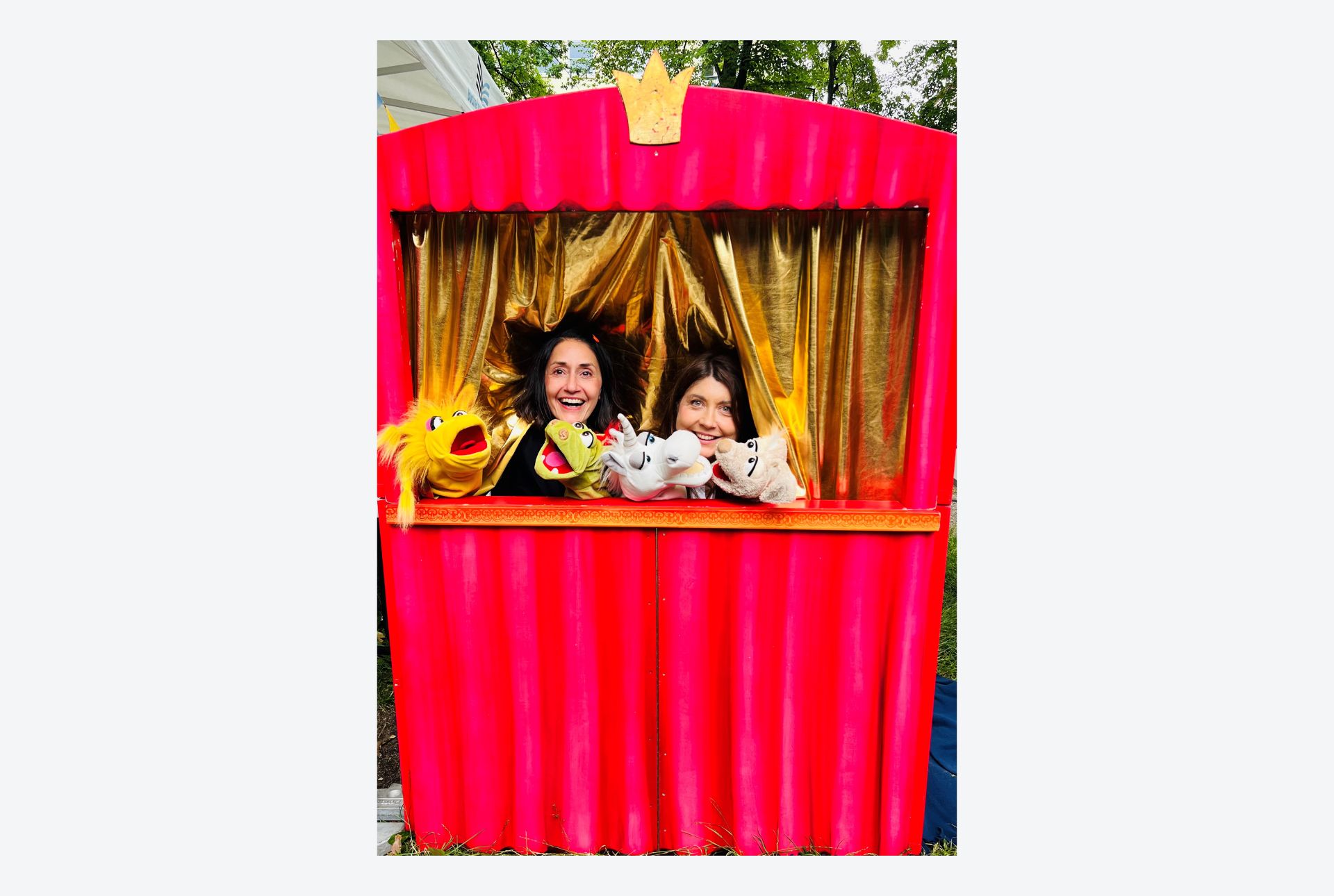 Zwei Personen, die ein Puppentheater vorspielen