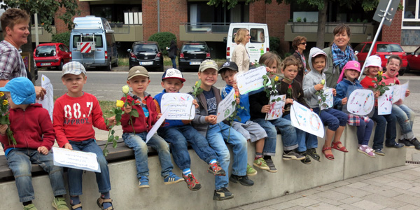 Kita-Kinder gratulieren zum 50. Geburtstag der Bücherhalle Dehnhaide