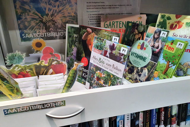 Saatguttütchen und Bücher rund ums Gärtnern