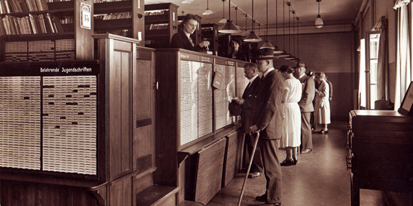 Buchausgabe in der Bücherhalle Eppendorf etwa 1927