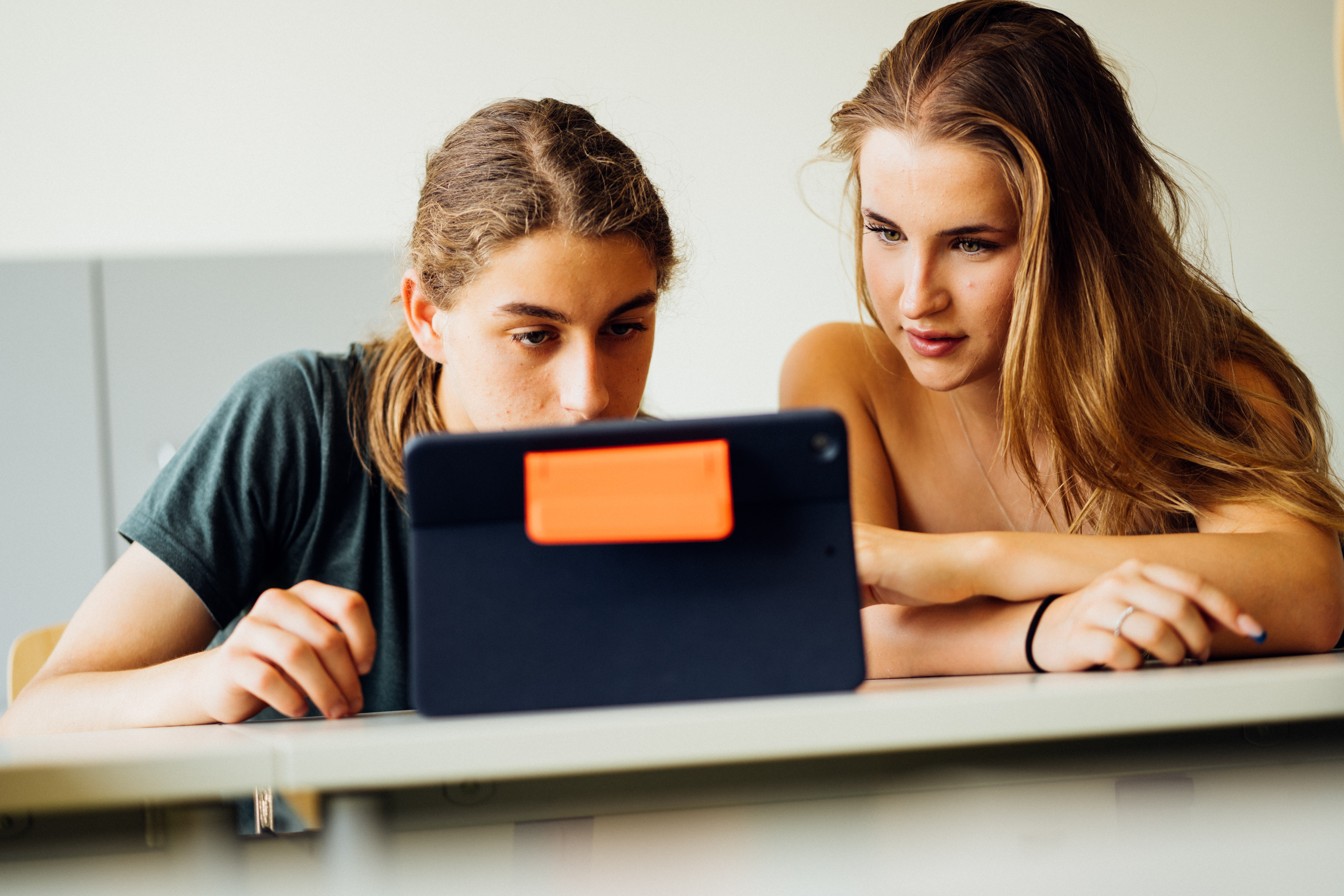 Zwei Jugendliche recherchieren am Bildschirm