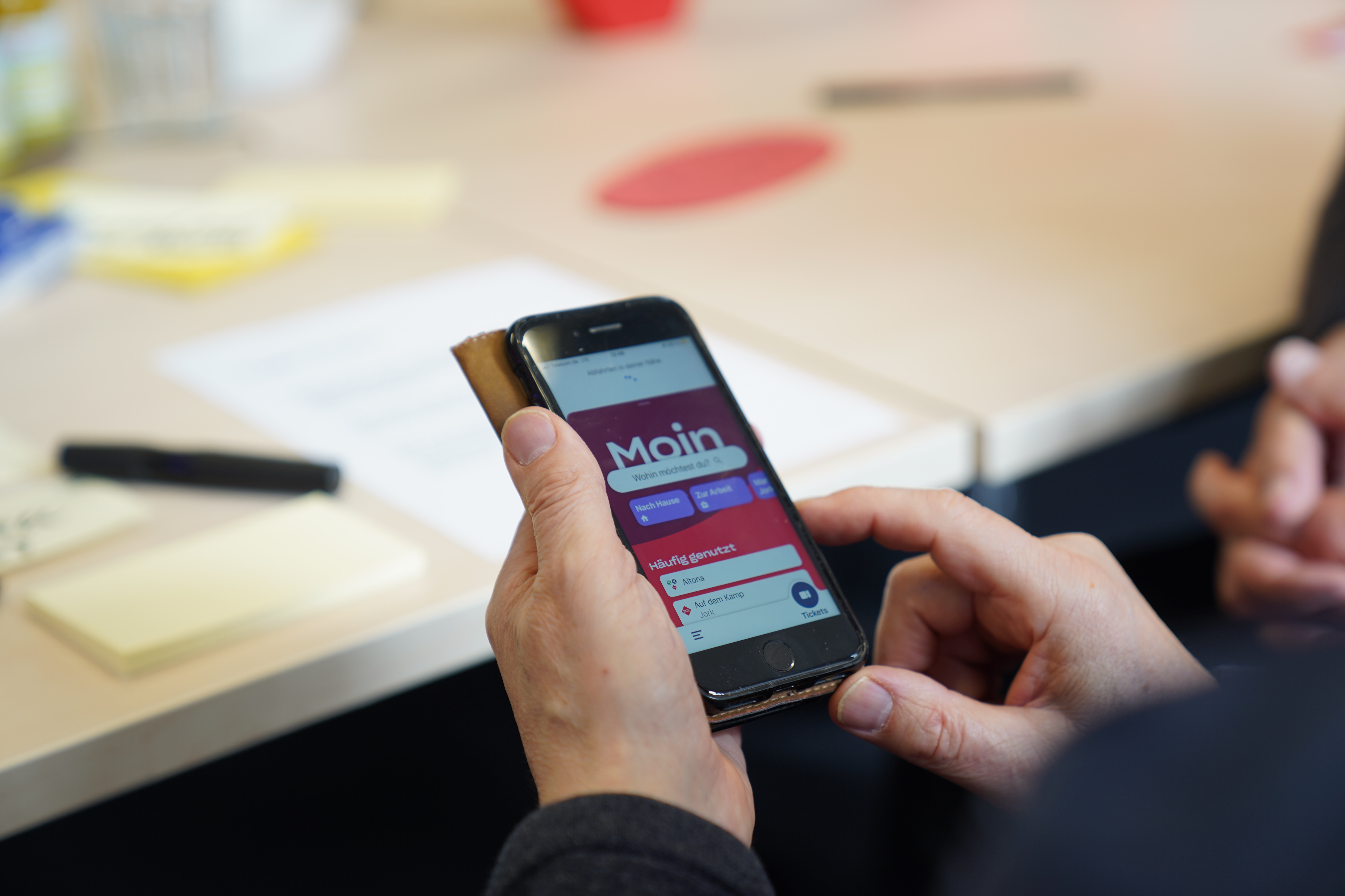 Smartphone zeigt die App des Hamburger Verkehrsverbundes
