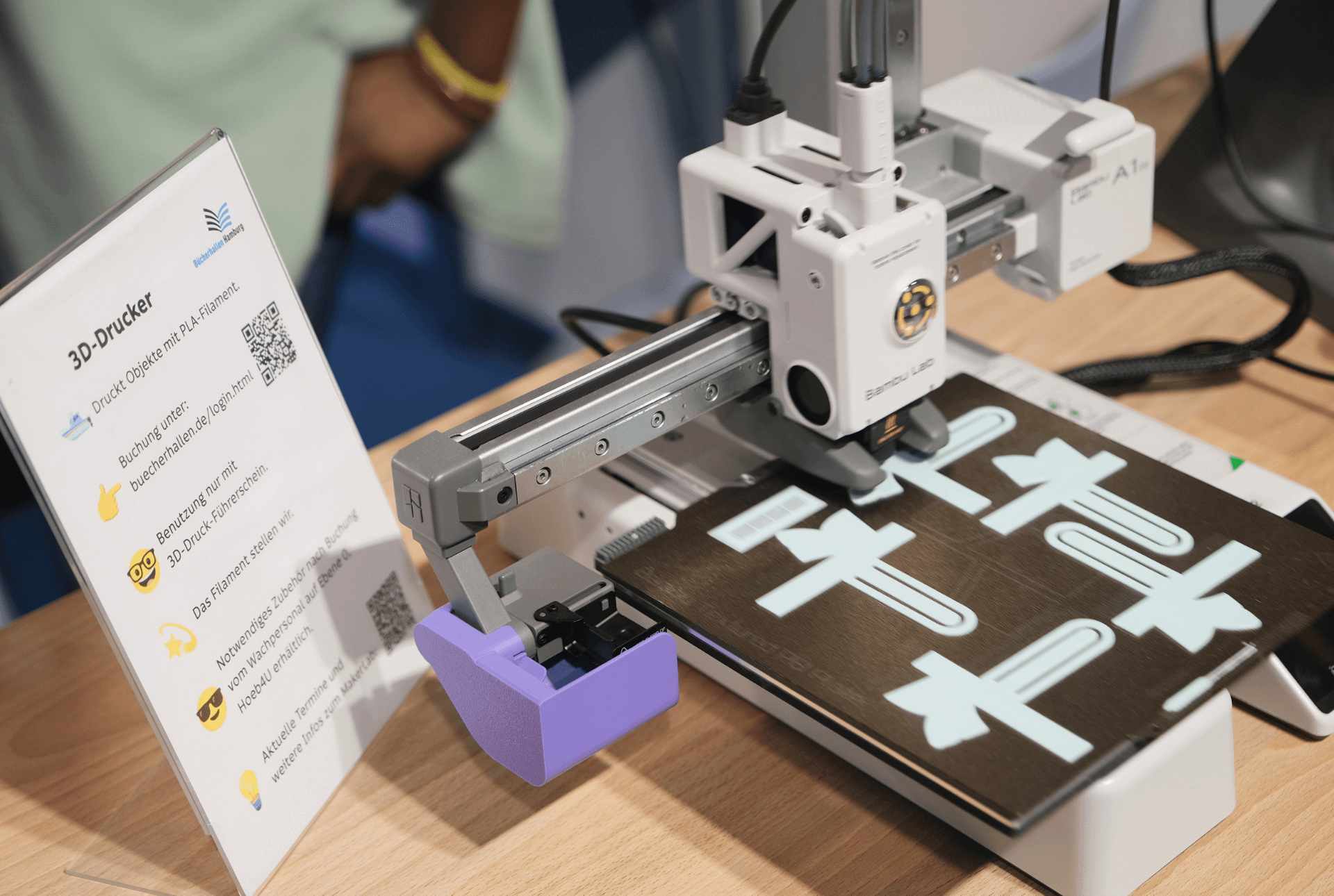 3D-Drucker beim Drucken von Lesezeichen