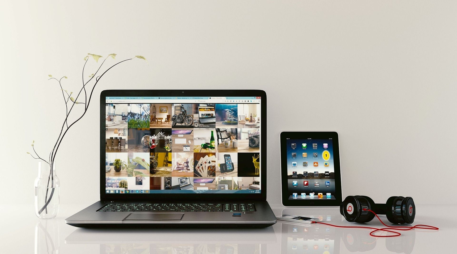 Bild von Laptop, Tablet, Smartphone und Kopfhoerer