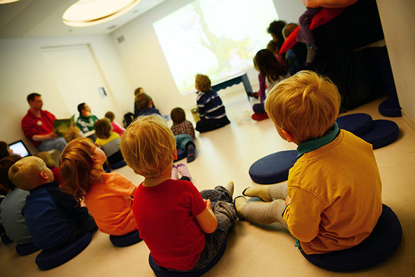 sitzende Kinder, Bilderbuchkino, Buchstart