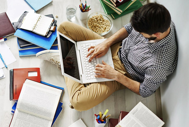 Bücher, Laptop, Mann am Computer, eMedien