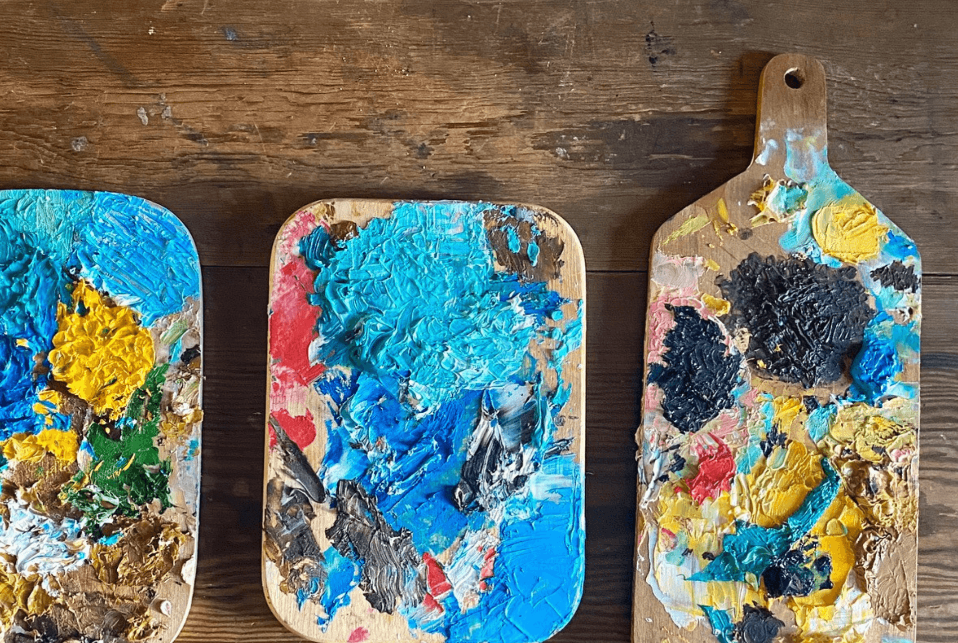 Drei Farbpaletten mit Acrylfarbe